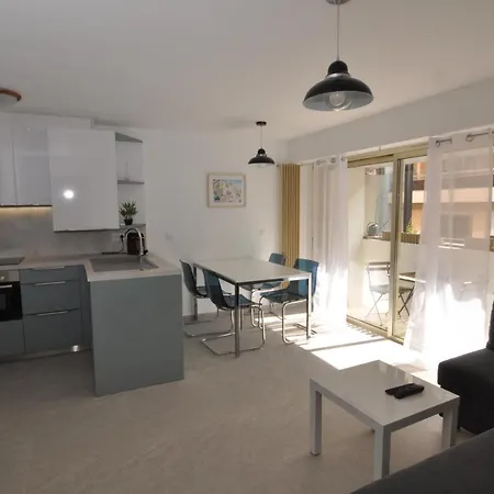 1er - Chic One-bedroom With Parking - Stayinantibes