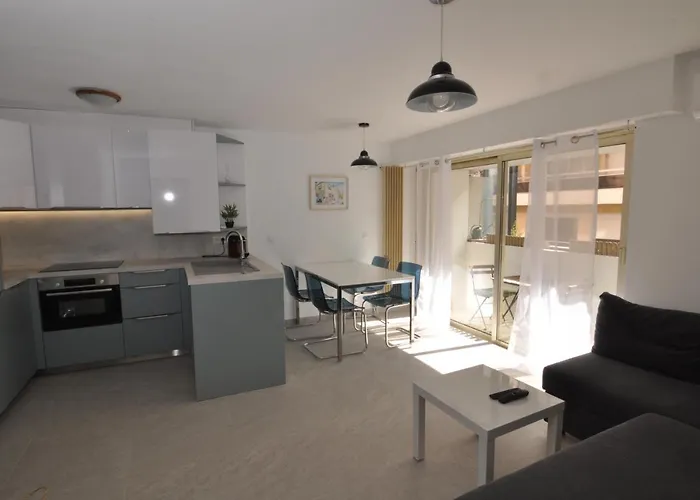 1er - Chic One-bedroom With Parking - Stayinantibes