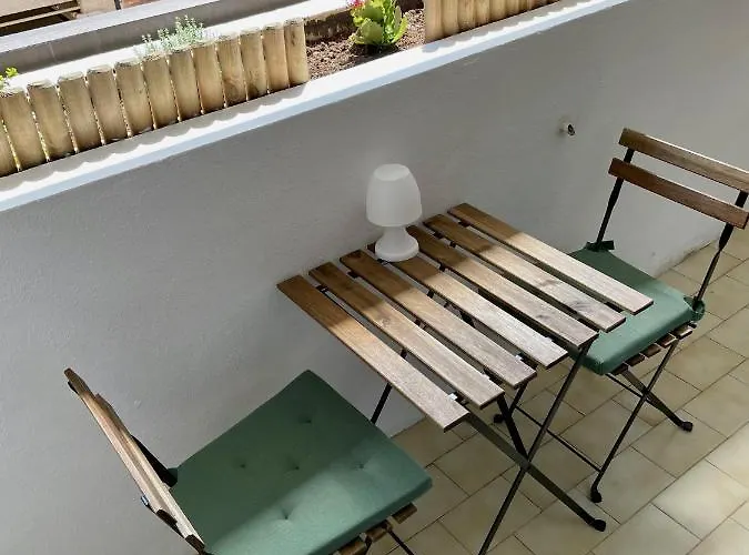 1er - Chic One-bedroom With Parking - Stayinantibes